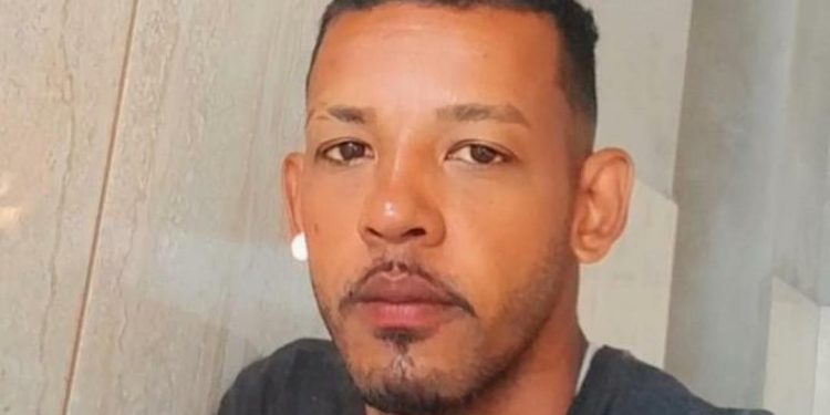 Homem morre com tiros dentro do seu carro