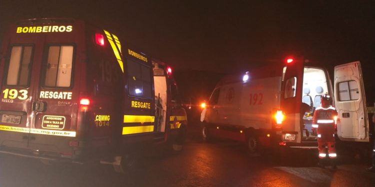 Bombeiros atendem  ocorrência de colisão na MG30