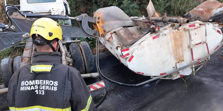 Bombeiros atendem ocorrência de capotamento de caminhão pipa.