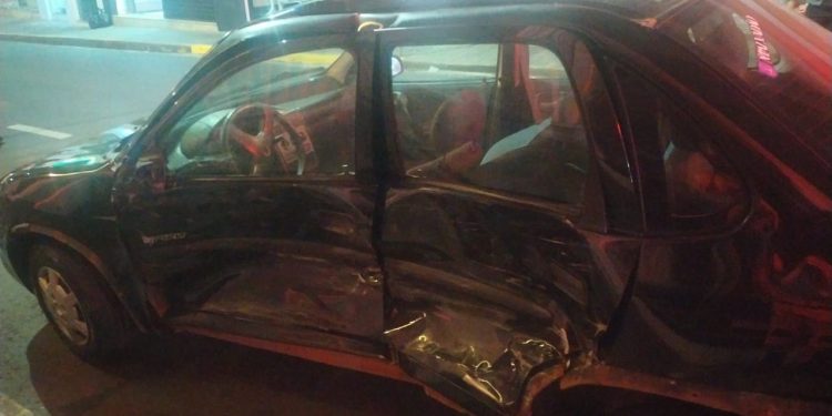 Bombeiros de Alfenas atendem colisão de automóvel