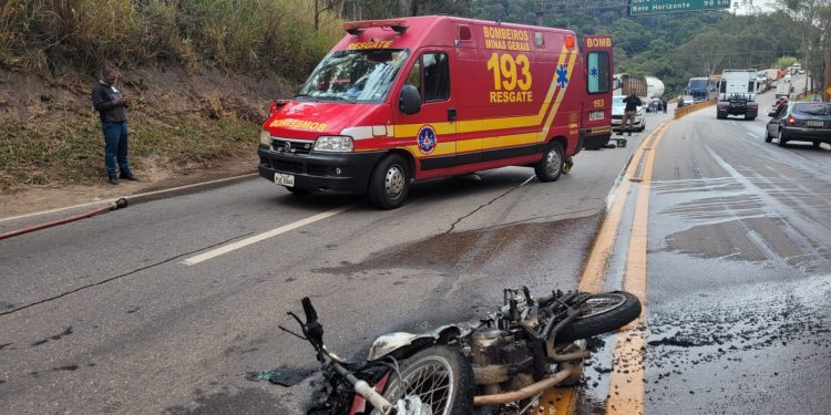BOMBEIROS SOCORREM MOTOCICLISTA NA BR-040 EM CONSELHEIRO LAFAIETE