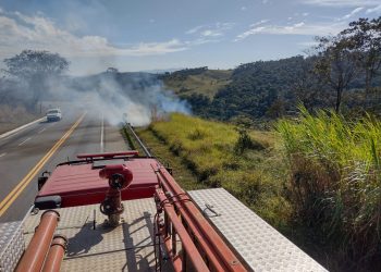 Bombeiros de Barbacena são acionados para apagar incêndio as margens da Rodovia BR 265 , próximo a Barroso