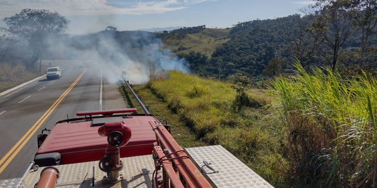 Bombeiros de Barbacena são acionados para apagar incêndio as margens da Rodovia BR 265 , próximo a Barroso