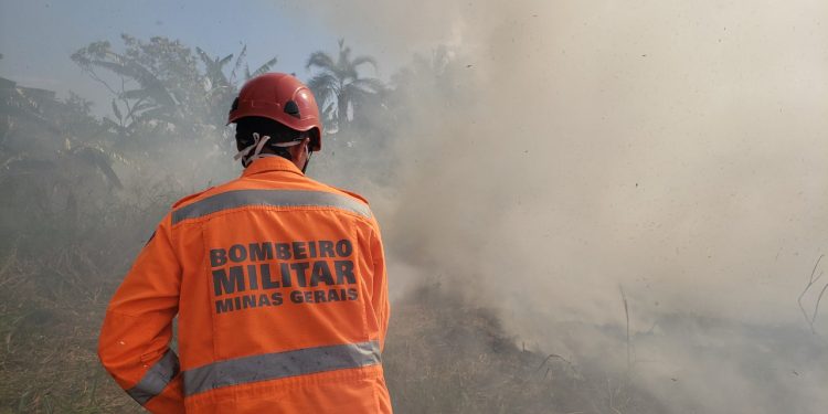 CORPO DE BOMBEIROS APAGA INCÊNDIO PROXIMO A ESCOLA NO AMARO RIBEIRO