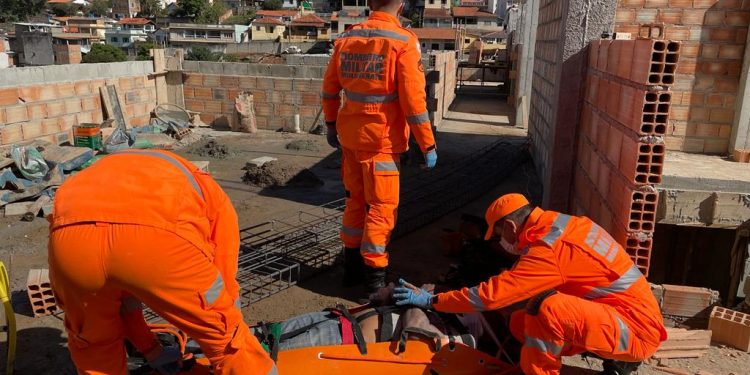 Bombeiros atendem ocorrência com vítimas de eletrocussão