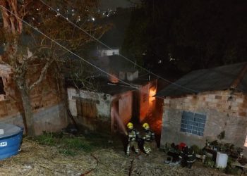 BOMBEIROS COMBATEM INCÊNDIO EM RESIDÊNCIA EM LAFAIETE
