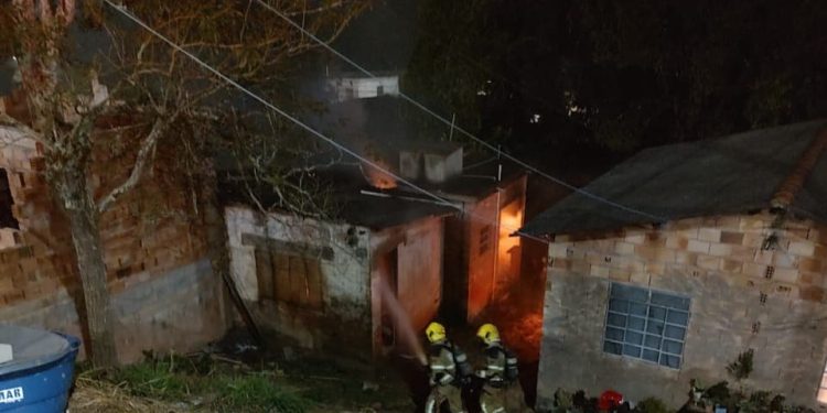BOMBEIROS COMBATEM INCÊNDIO EM RESIDÊNCIA EM LAFAIETE