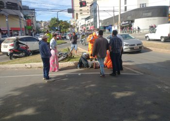 A caminho de uma ocorrência, Bombeiros são surpreendidos com acidente envolvendo uma motocicleta