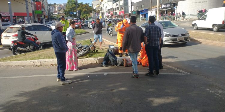 A caminho de uma ocorrência, Bombeiros são surpreendidos com acidente envolvendo uma motocicleta
