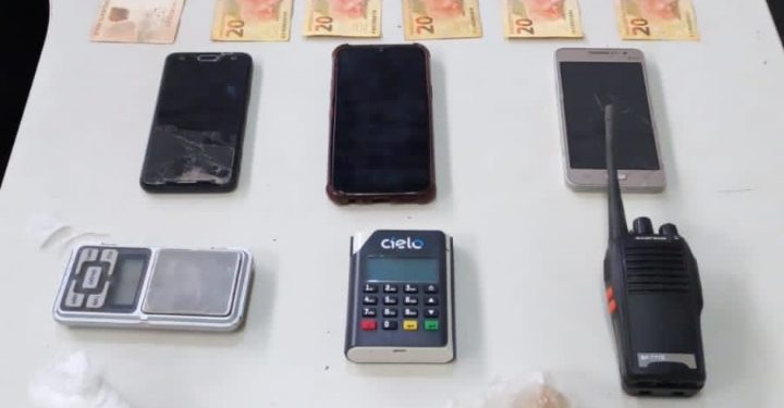 Foragido da justiça é preso com drogas