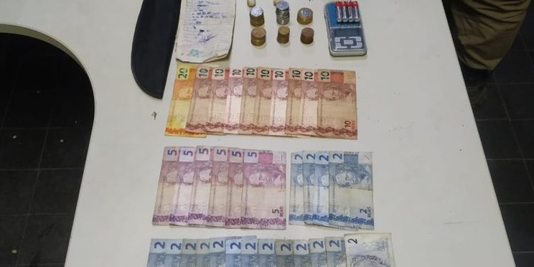 Menor é preso com drogas