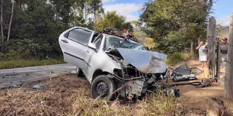 Bombeiros atendem acidente automobilístico na BR 482