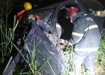 Motorista perde o controle do veiculo e choca-se com arvore