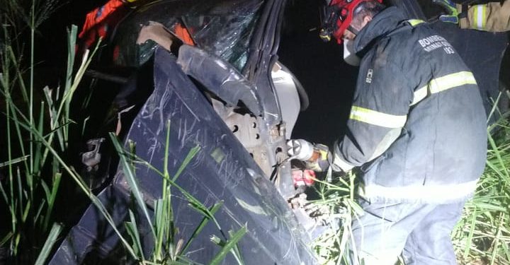 Motorista perde o controle do veiculo e choca-se com arvore