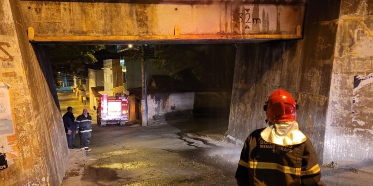 Bombeiros de Barbacena combatem incêndio em dormente de linha férrea