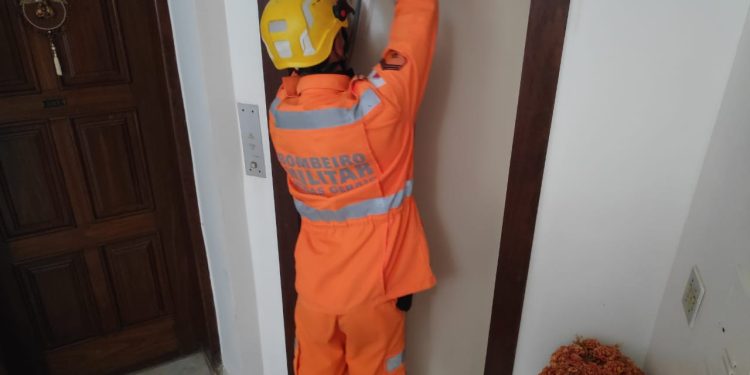 Bombeiros resgatam vítimas em elevador no Centro