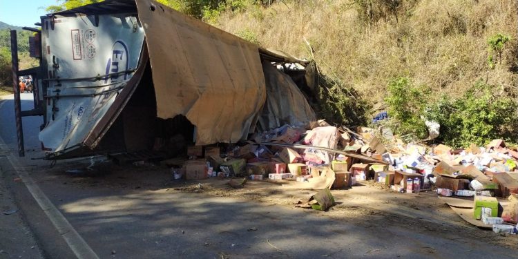 Bombeiros atendem ocorrência de tombamento de caminhão na BR 494