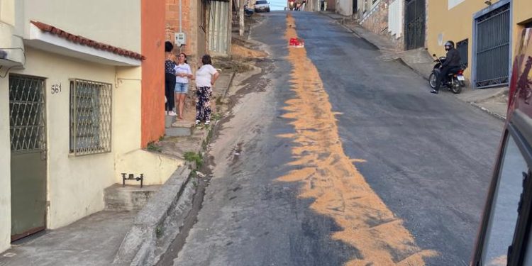 Bombeiros militares realizam atendimento de vítima de queda de motocicleta em Conselheiro Lafaiete