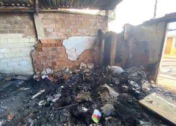 Bombeiro Militar combate incêndio em residência.