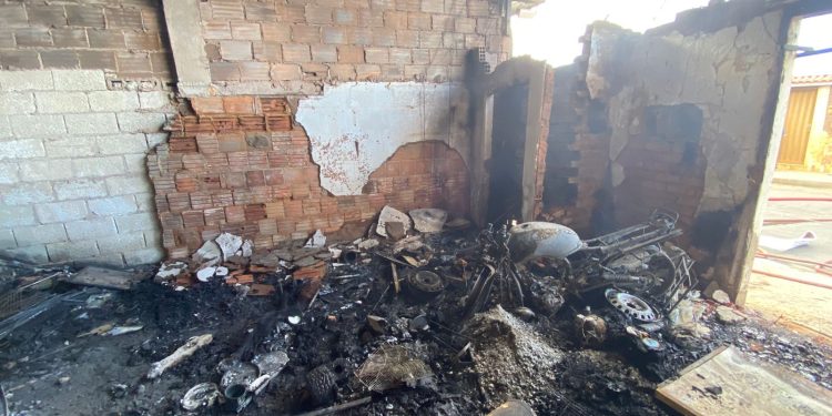 Bombeiro Militar combate incêndio em residência.