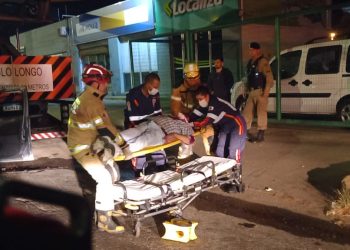 Bombeiros atendem acidente entre automóvel e carreta