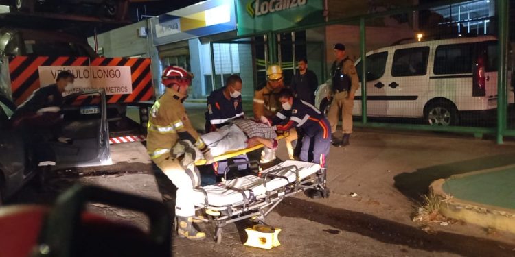 Bombeiros atendem acidente entre automóvel e carreta