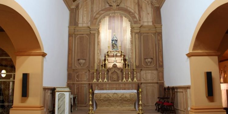 Igreja de Dores de Campos ganha novo retábulo através de campanha