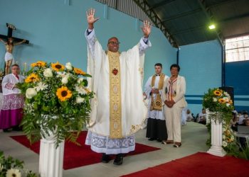 Emocionado, Daniel é ordenado padre durante cerimônia em Minduri
