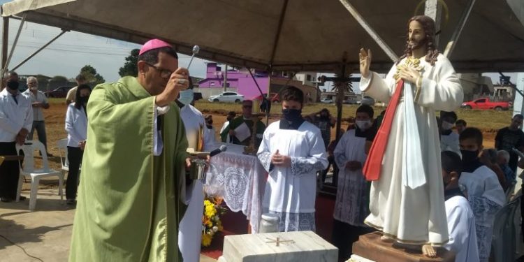 Bispo abençoa Pedra Fundamental da nova igreja, em Barroso