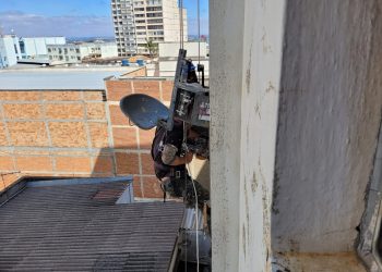 Bombeiros de Barbacena realizam salvamento de pintor que ficou preso em rota, a aproximadamente 15 metros de altura, em edifício no centro da cidade.