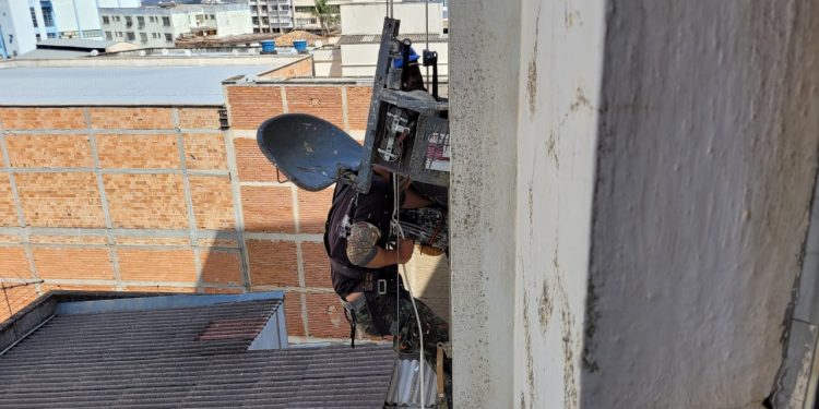 Bombeiros de Barbacena realizam salvamento de pintor que ficou preso em rota, a aproximadamente 15 metros de altura, em edifício no centro da cidade.