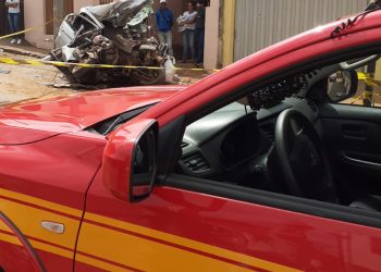 Bombeiros militares realizam atendimento de vítima de colisão entre um ônibus e três veículos de passeio em Entre Rios de Minas.