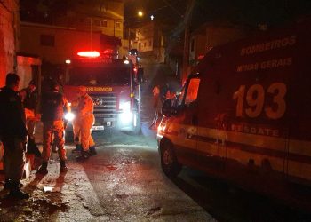 Bombeiros combatem incêndio em residência no bairro Novo Horizonte.