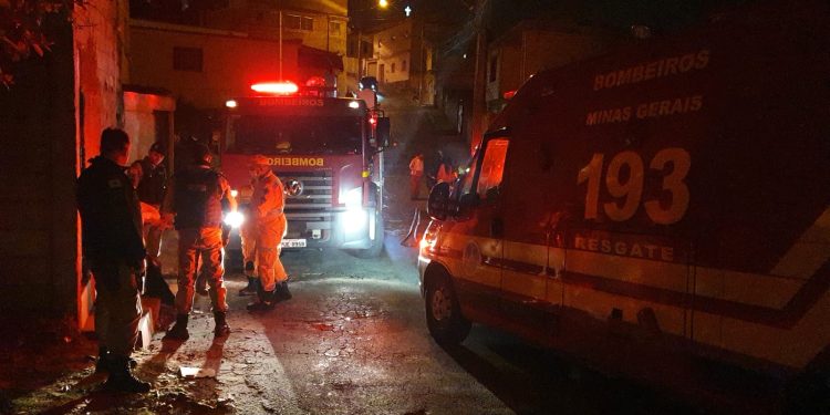 Bombeiros combatem incêndio em residência no bairro Novo Horizonte.