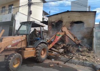 Bombeiros de Barbacena combatem incêndio em residência abandonada