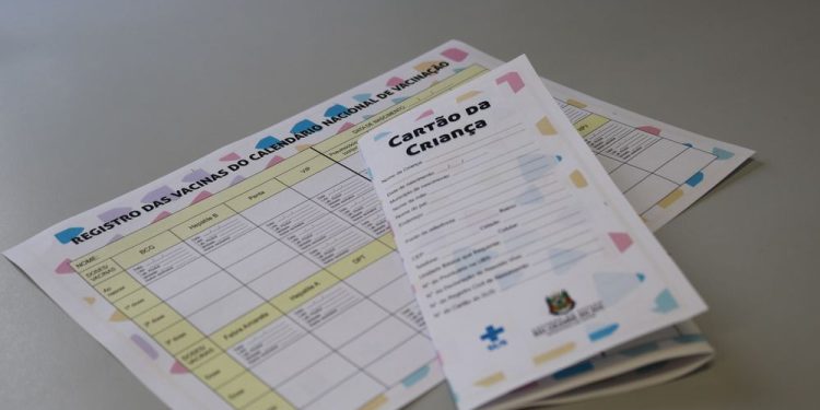 CADERNETA DE VACINAÇÃO: Pais devem manter documento atualizado