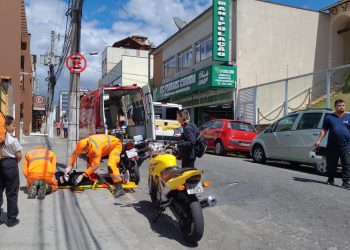 Bombeiros de Barbacena socorrem vítima de colisao entre motocicleta e uma Van Escolar