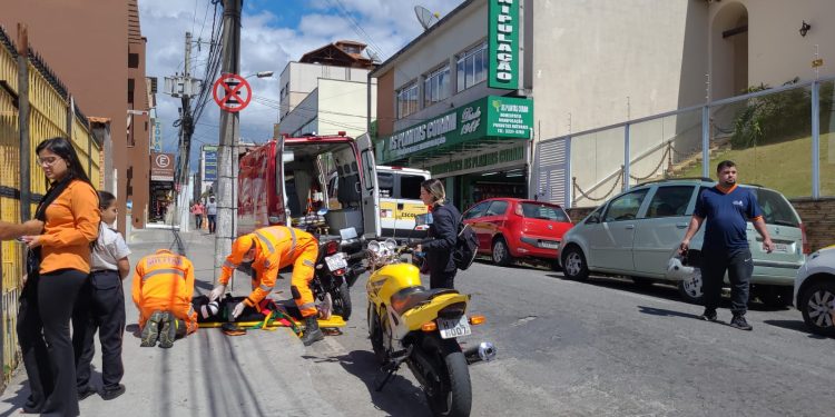 Bombeiros de Barbacena socorrem vítima de colisao entre motocicleta e uma Van Escolar