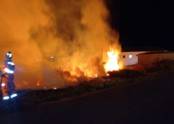 Bombeiros combatem incêndio em vegetação que ameaçava atingir residências na cidade de Ouro Branco