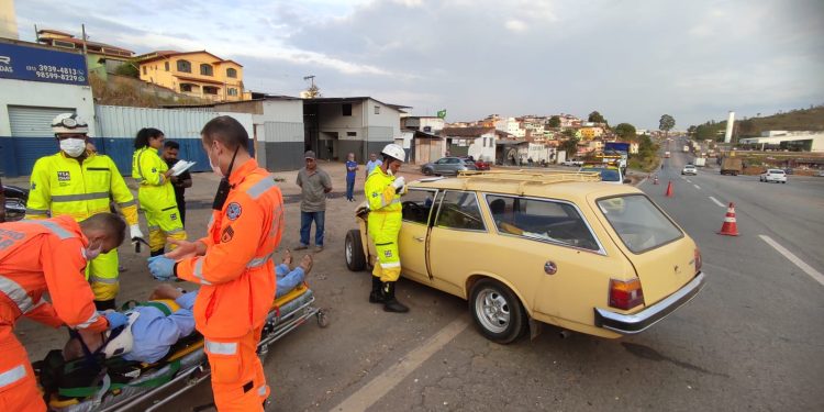 Bombeiros atendem vítima de colisão entre dois carros na BR 040 em Conselheiro Lafaiete