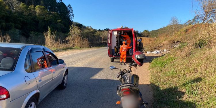 Bombeiros atendem vitima de acidente com motocicleta