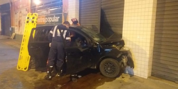 Bombeiros atendem ocorrência de acidente automobilístico no Matosinhos