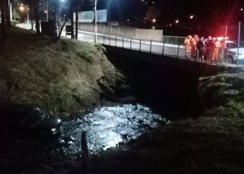 Bombeiros atendem vítima de acidente automobilístico misterioso que adentrou em um córrego