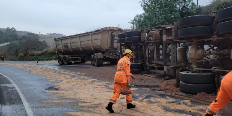 Bombeiros atendem ocorrência de perigo de derrapagem na MGC 383