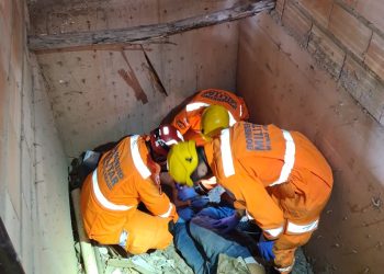 Bombeiros resgatam vítima que caiu de uma altura de aproximadamente 12m em um fosso de elevador