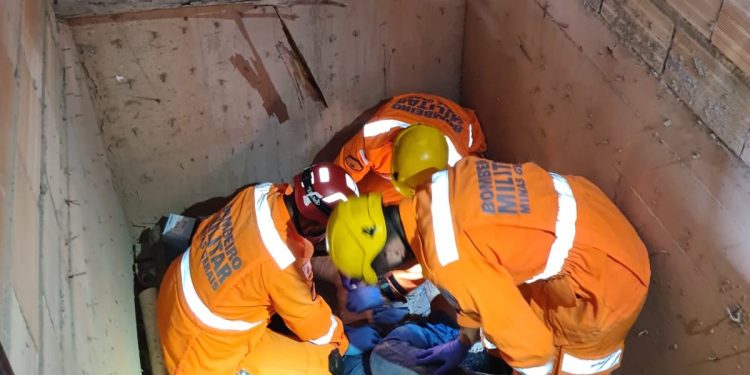 Bombeiros resgatam vítima que caiu de uma altura de aproximadamente 12m em um fosso de elevador