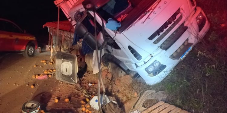 Bombeiros atuam em acidente em rodovia