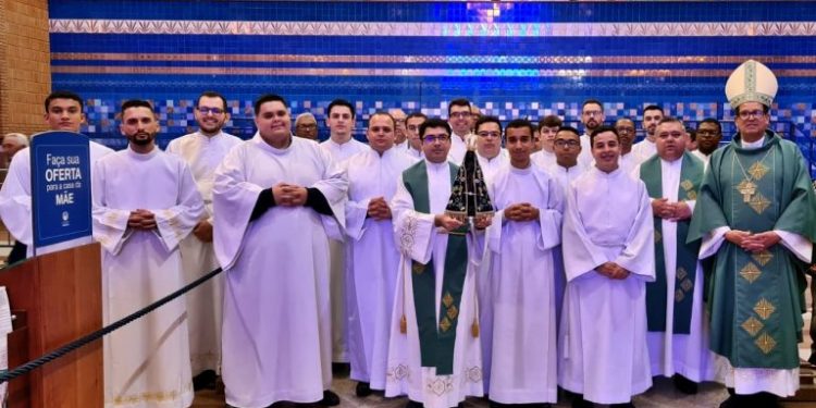 Seminário São Tiago celebra aniversário com missa e romaria ao Santuário de Aparecida/SP