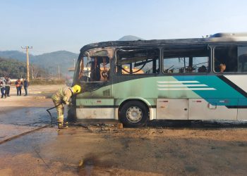 Bombeiros combatem incêndio em ônibus