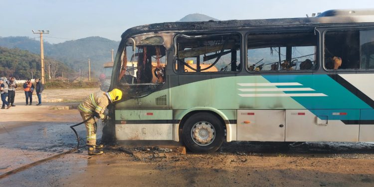 Bombeiros combatem incêndio em ônibus